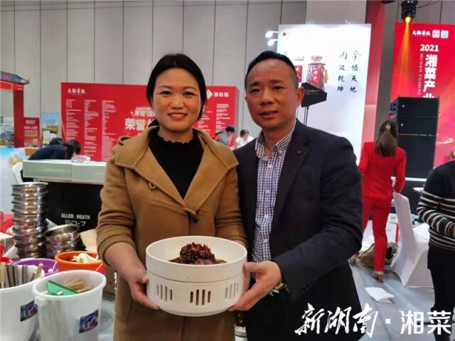 安化(huà)縣副縣長(cháng)陽鋒與湖(hú)南(nán)智辰董事(shì)長(cháng)黃(huáng)建設