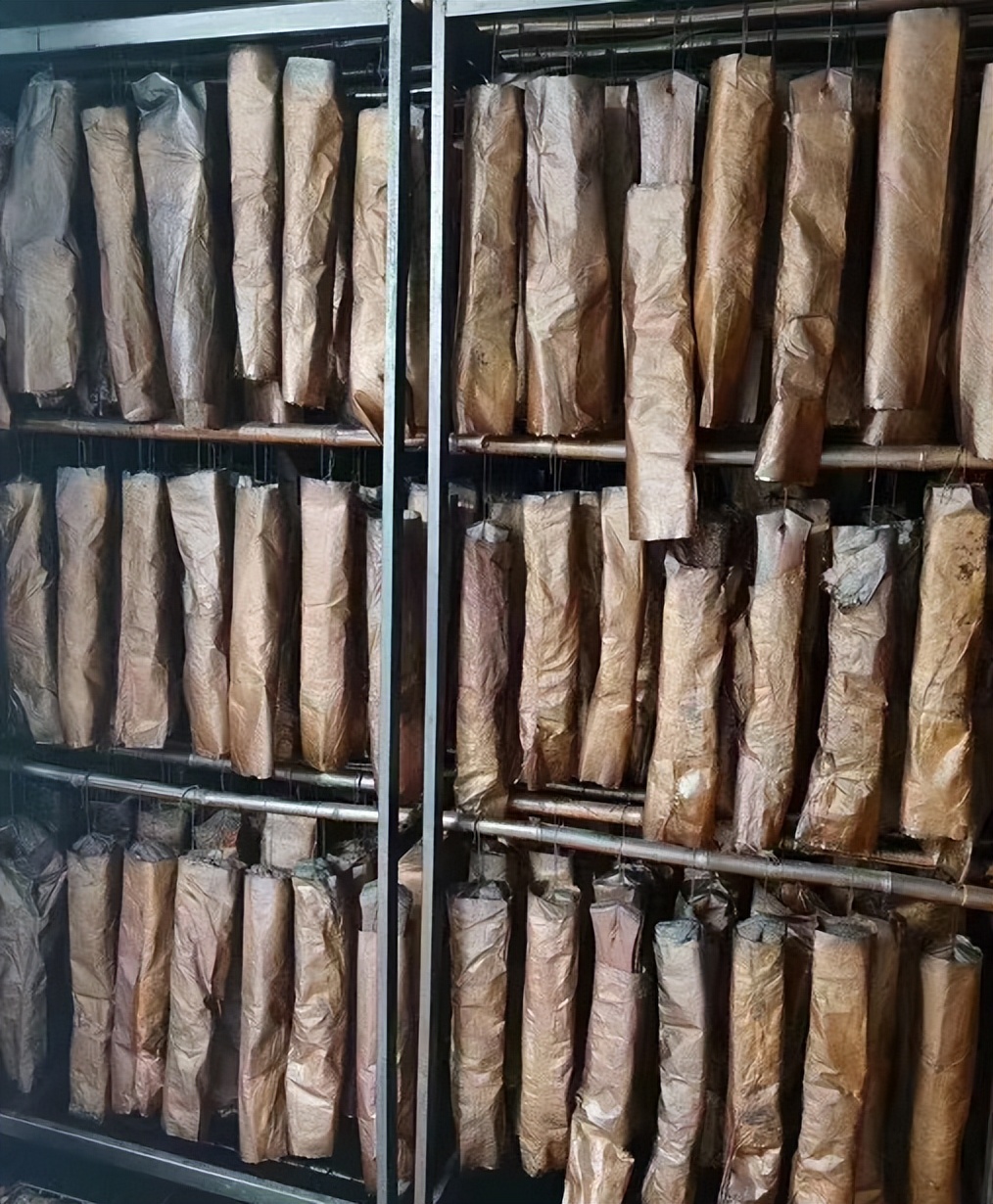 湖(hú)湘肴首創的(de)紙(zhǐ)包臘肉熏制(zhì)法