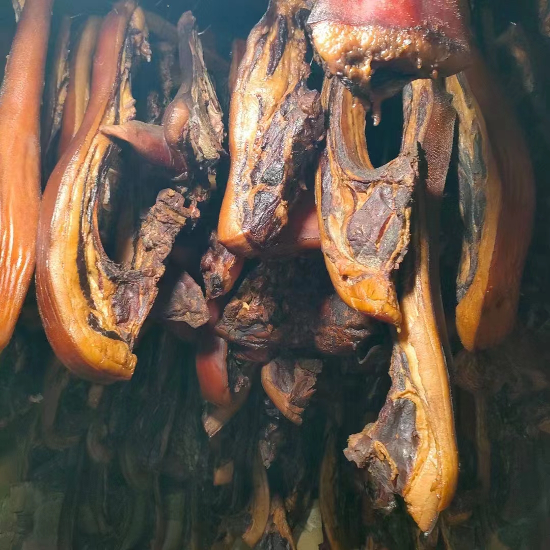 去(qù)除熏制(zhì)包裝紙(zhǐ)之後的(de)湖(hú)湘肴臘肉