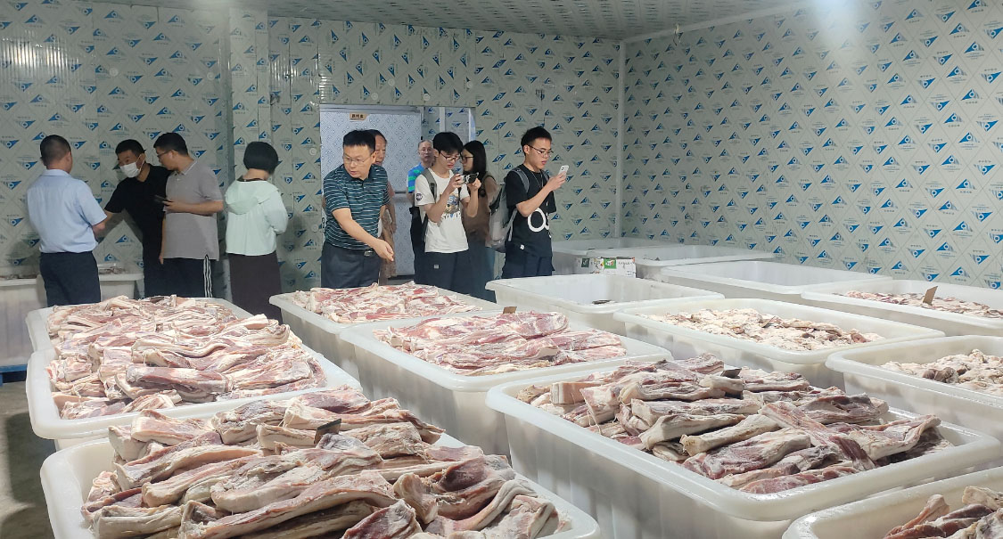 模拟安化(huà)冬至氣候的(de)湖(hú)湘肴臘肉腌制(zhì)車(chē)間(jiān)